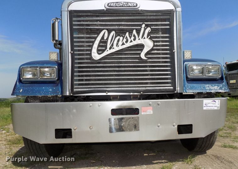 image for item DE7746 1999 Freightliner FLD120 semi truck