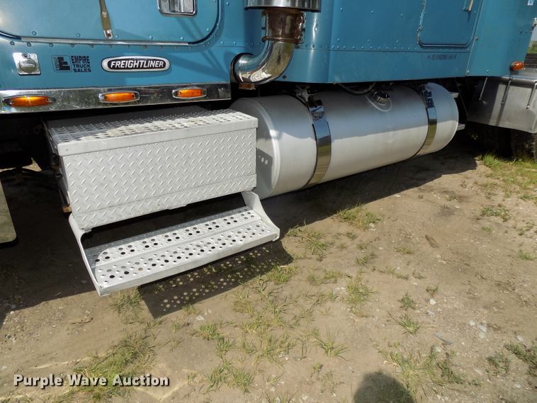 image for item DE7746 1999 Freightliner FLD120 semi truck