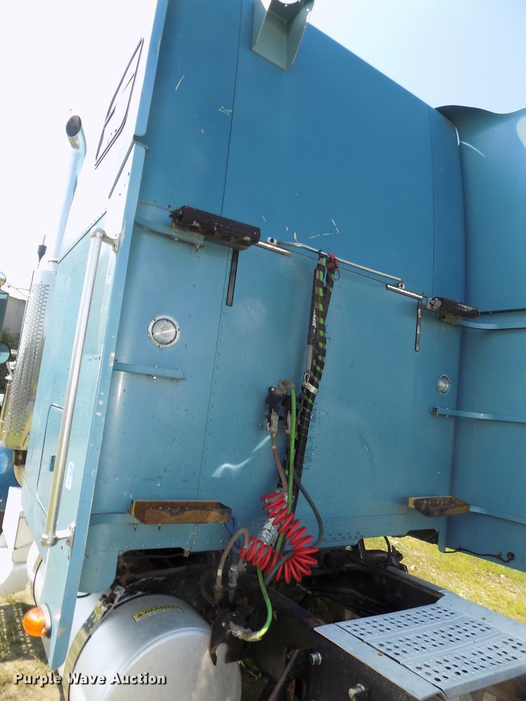 image for item DE7746 1999 Freightliner FLD120 semi truck