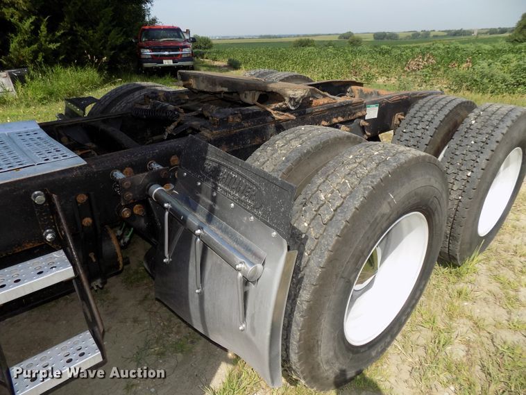 image for item DE7746 1999 Freightliner FLD120 semi truck