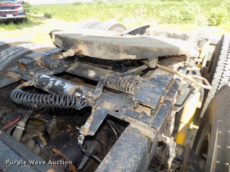 image for item DE7746 1999 Freightliner FLD120 semi truck