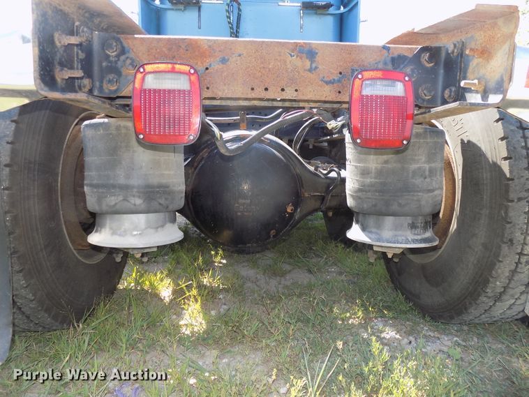 image for item DE7746 1999 Freightliner FLD120 semi truck