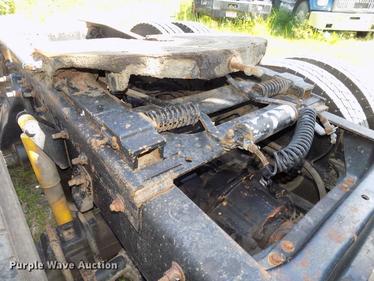 image for item DE7746 1999 Freightliner FLD120 semi truck