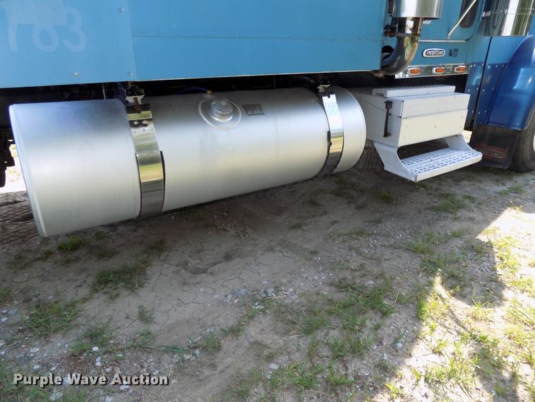 image for item DE7746 1999 Freightliner FLD120 semi truck