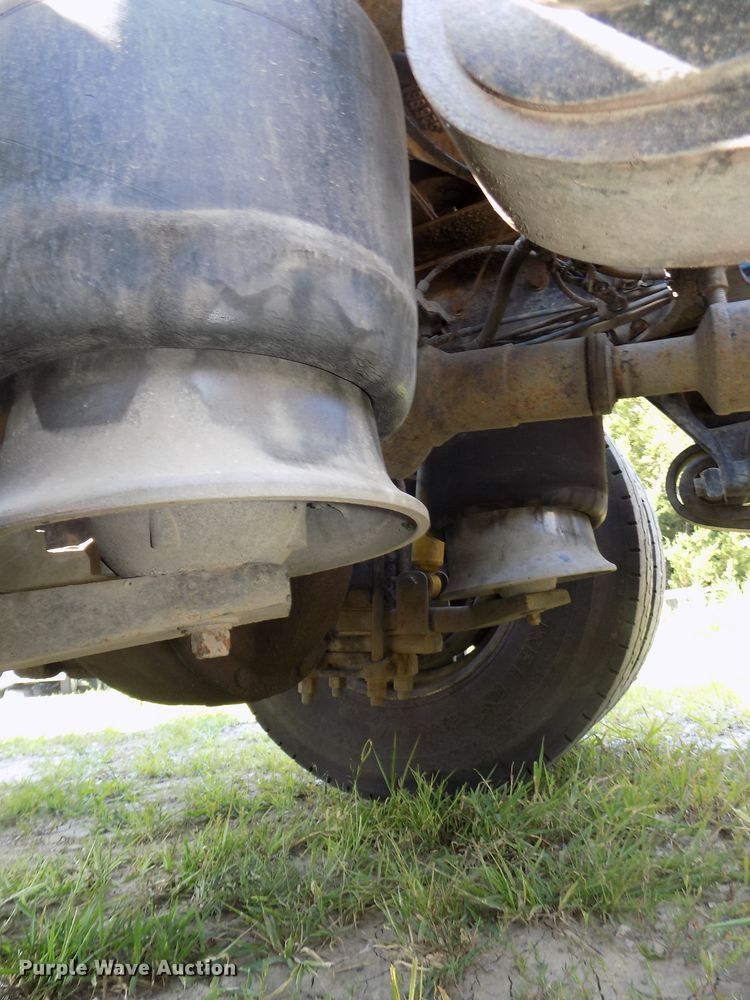 image for item DE7746 1999 Freightliner FLD120 semi truck