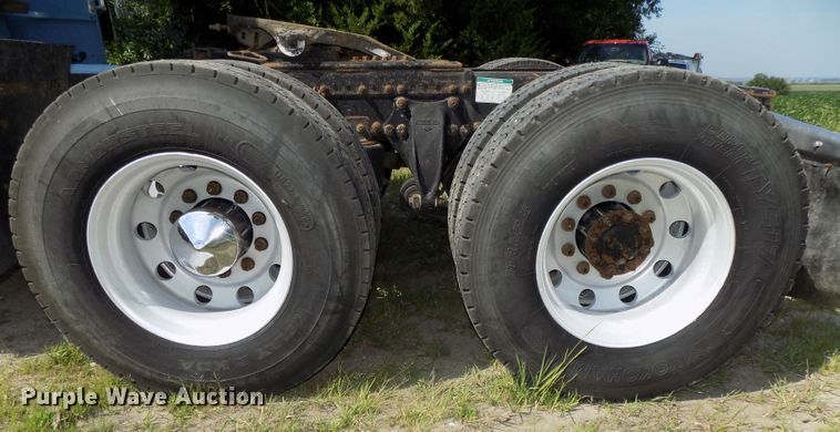 image for item DE7746 1999 Freightliner FLD120 semi truck