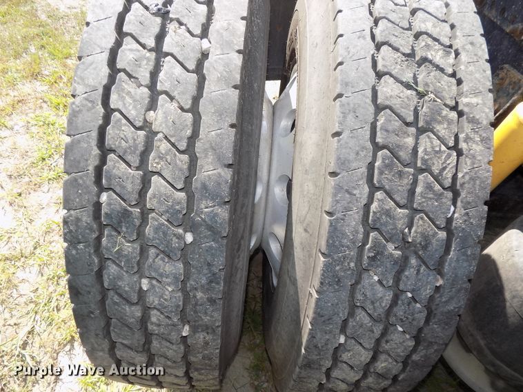 image for item DE7746 1999 Freightliner FLD120 semi truck