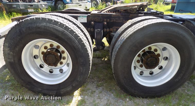 image for item DE7746 1999 Freightliner FLD120 semi truck