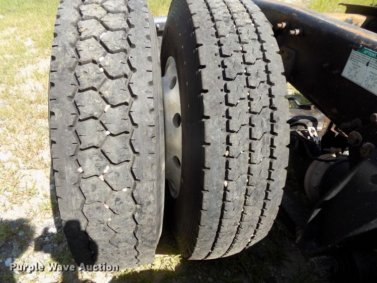 image for item DE7746 1999 Freightliner FLD120 semi truck