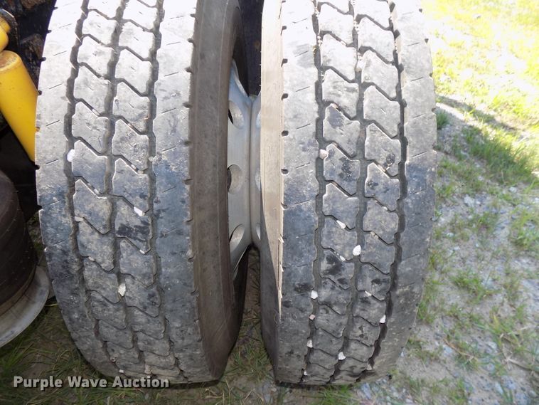 image for item DE7746 1999 Freightliner FLD120 semi truck