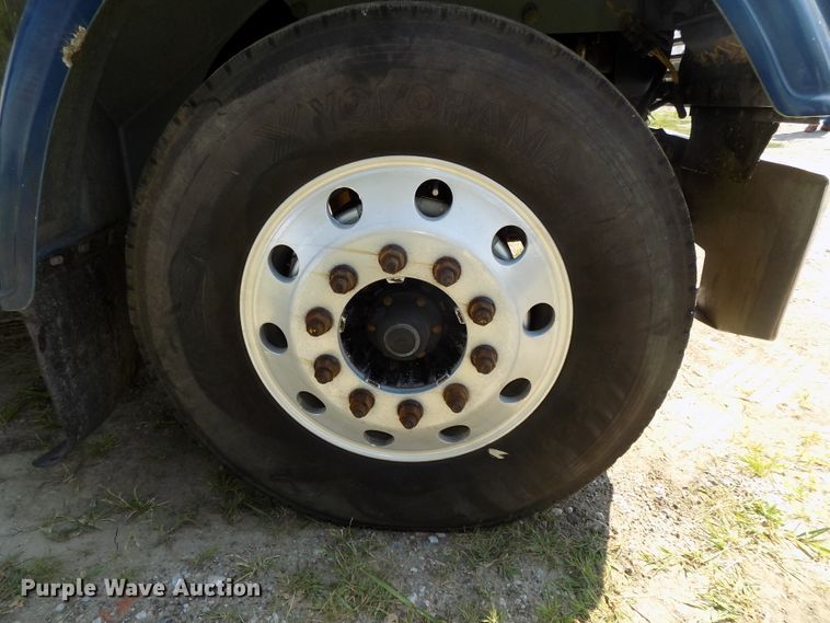 image for item DE7746 1999 Freightliner FLD120 semi truck