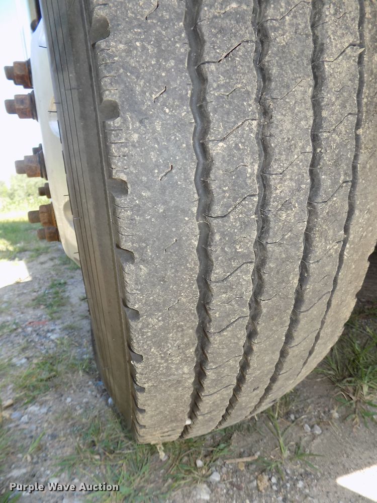 image for item DE7746 1999 Freightliner FLD120 semi truck