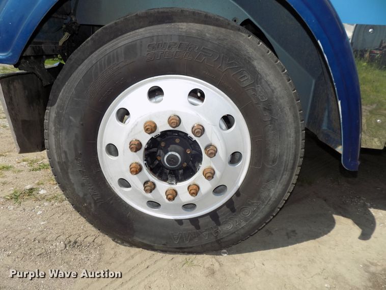 image for item DE7746 1999 Freightliner FLD120 semi truck