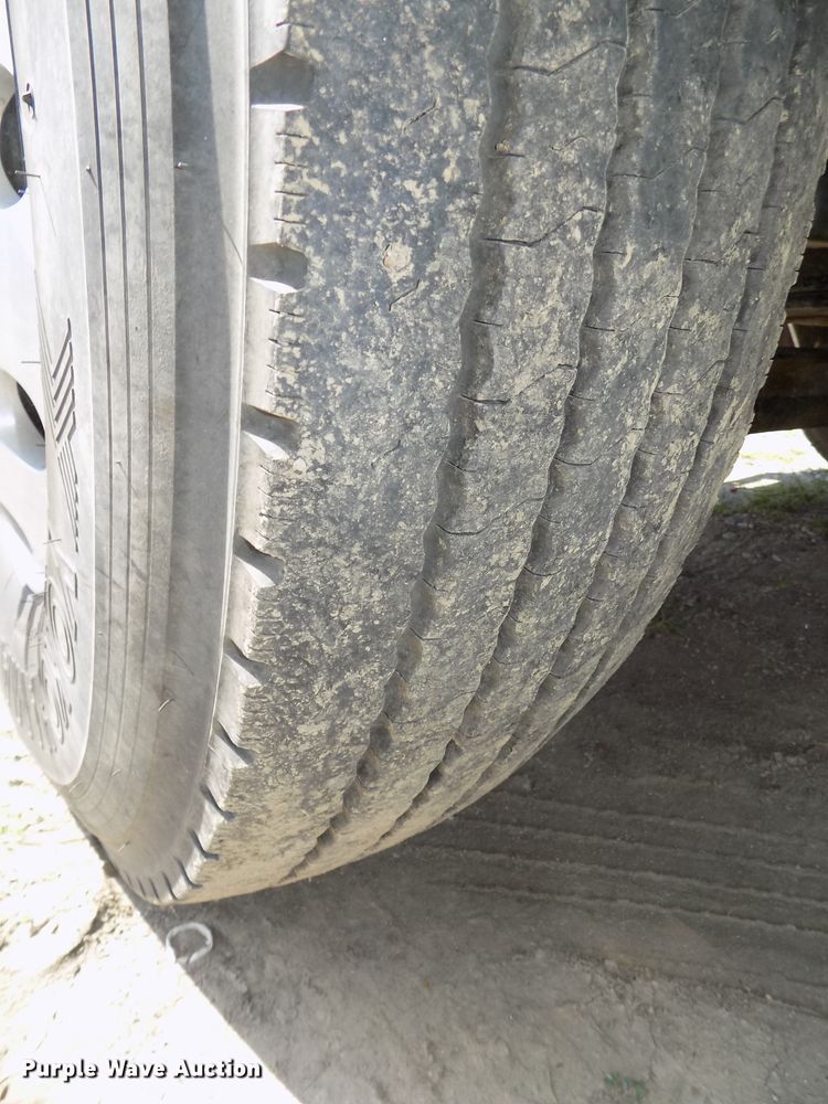 image for item DE7746 1999 Freightliner FLD120 semi truck