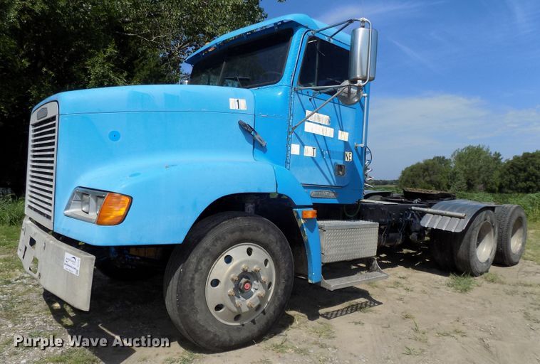 image for item DE7747 1996 Freightliner FLD112 semi truck