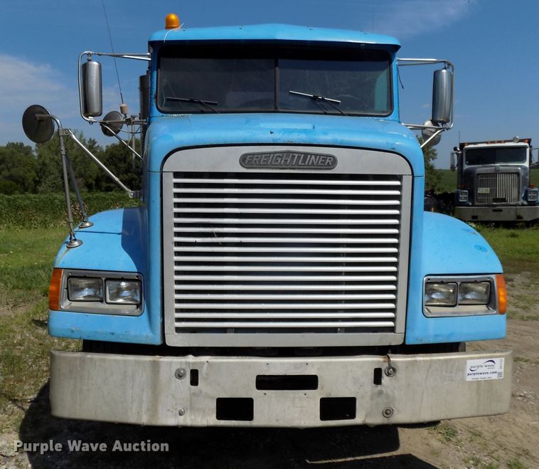 image for item DE7747 1996 Freightliner FLD112 semi truck