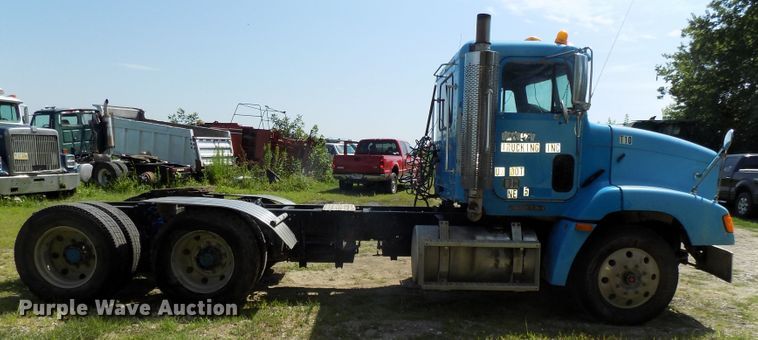 image for item DE7747 1996 Freightliner FLD112 semi truck