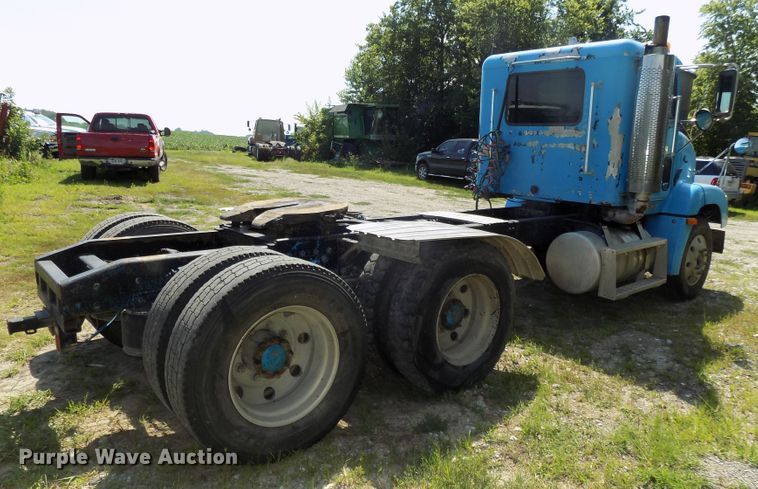 image for item DE7747 1996 Freightliner FLD112 semi truck
