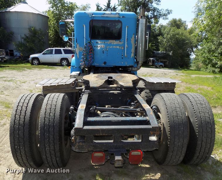 image for item DE7747 1996 Freightliner FLD112 semi truck