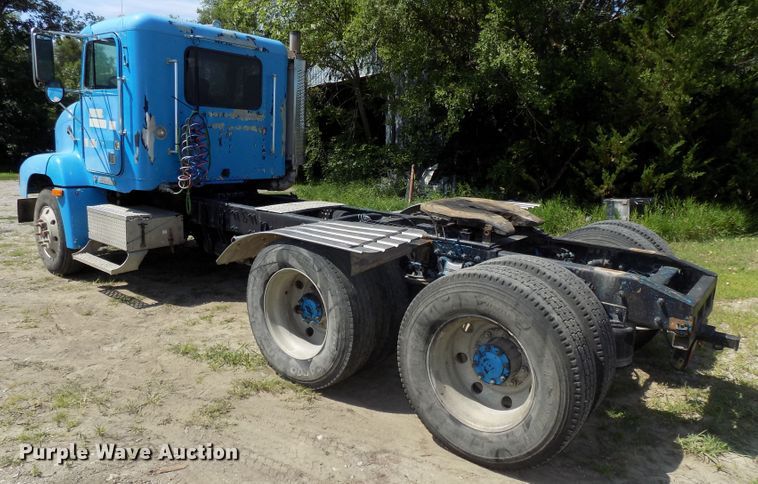 image for item DE7747 1996 Freightliner FLD112 semi truck