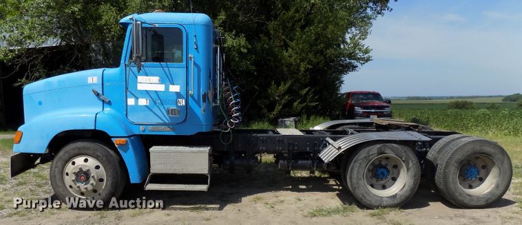 image for item DE7747 1996 Freightliner FLD112 semi truck