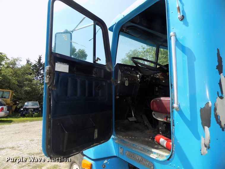 image for item DE7747 1996 Freightliner FLD112 semi truck