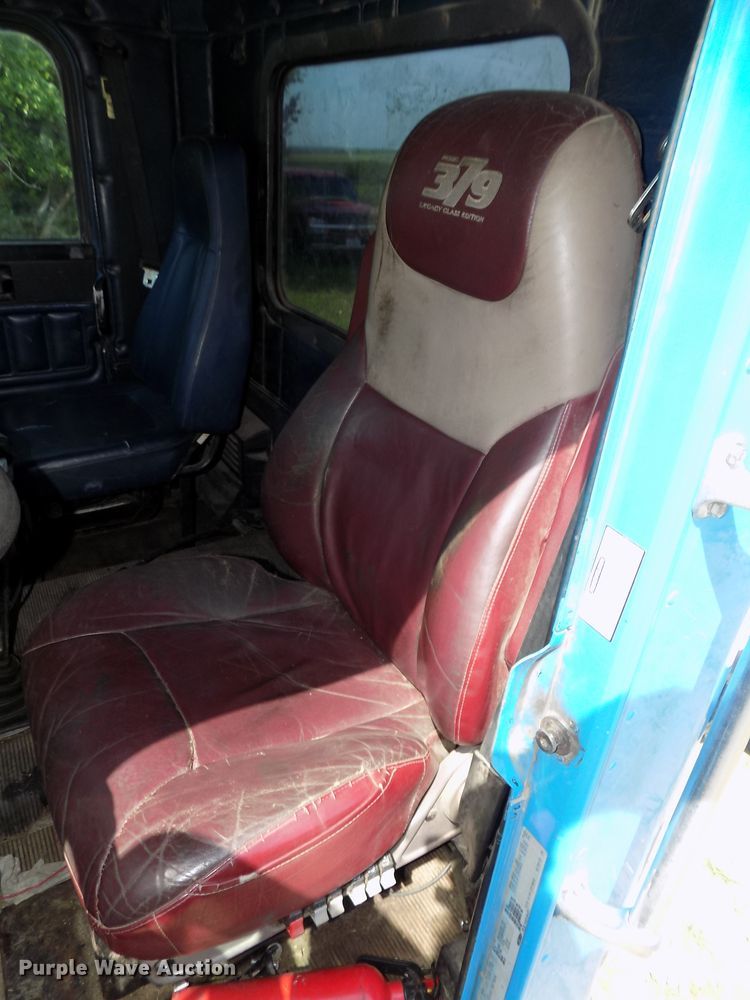 image for item DE7747 1996 Freightliner FLD112 semi truck