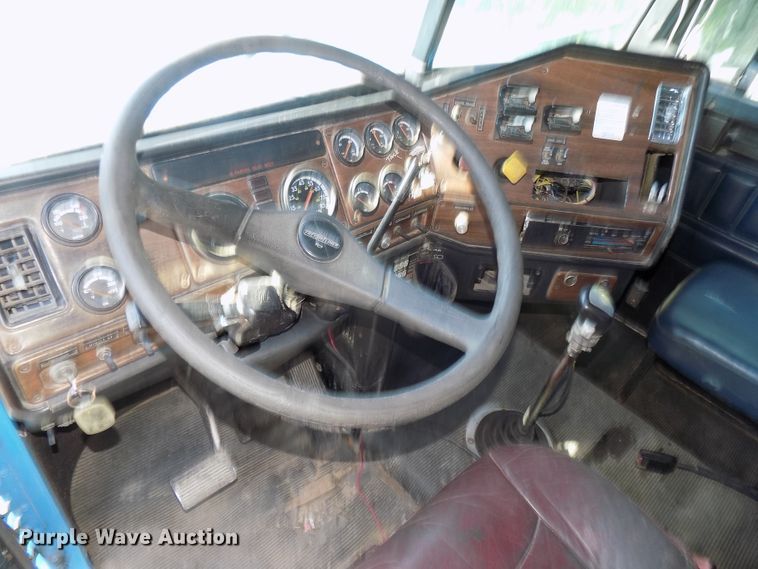 image for item DE7747 1996 Freightliner FLD112 semi truck