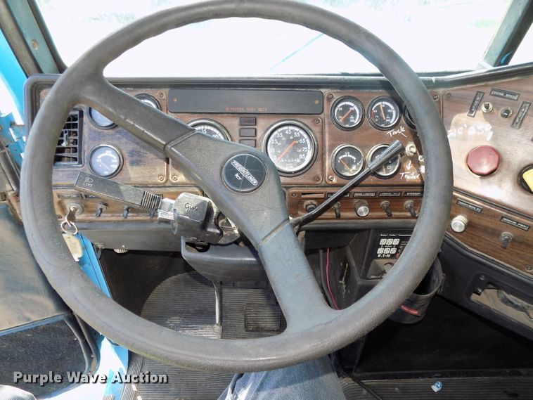 image for item DE7747 1996 Freightliner FLD112 semi truck