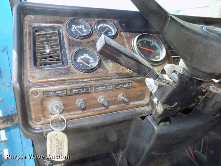 image for item DE7747 1996 Freightliner FLD112 semi truck