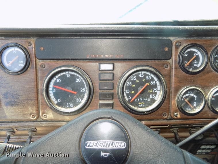 image for item DE7747 1996 Freightliner FLD112 semi truck