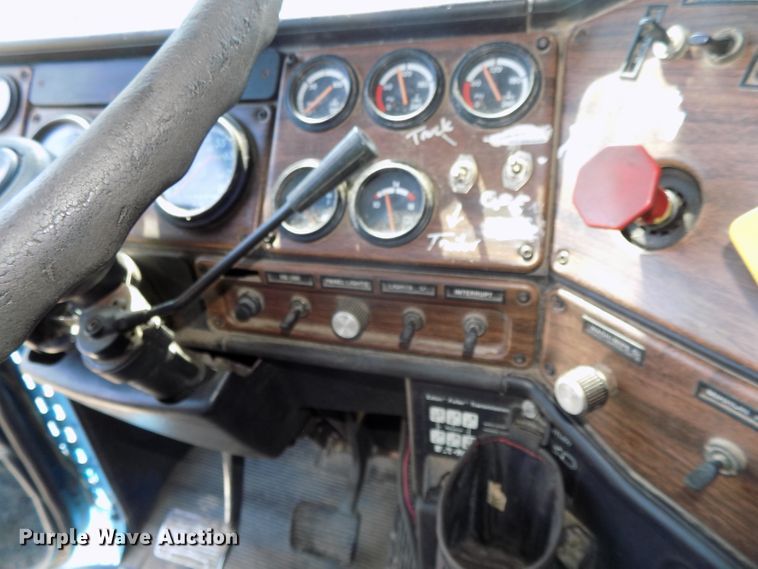 image for item DE7747 1996 Freightliner FLD112 semi truck