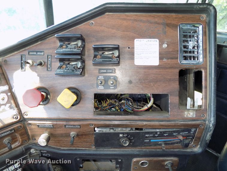 image for item DE7747 1996 Freightliner FLD112 semi truck