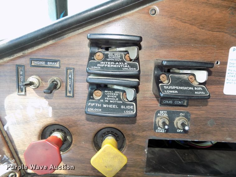 image for item DE7747 1996 Freightliner FLD112 semi truck