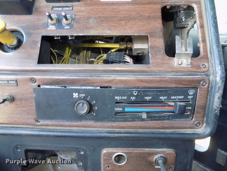 image for item DE7747 1996 Freightliner FLD112 semi truck