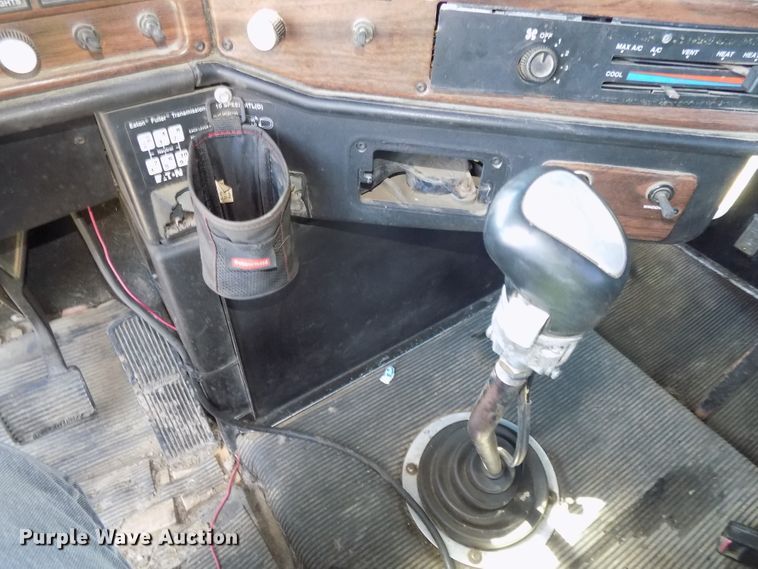 image for item DE7747 1996 Freightliner FLD112 semi truck