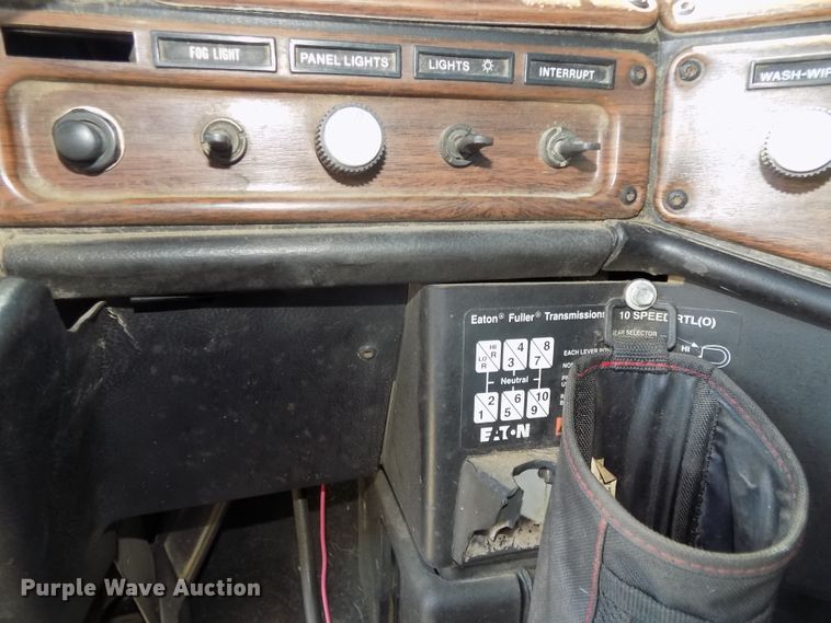 image for item DE7747 1996 Freightliner FLD112 semi truck