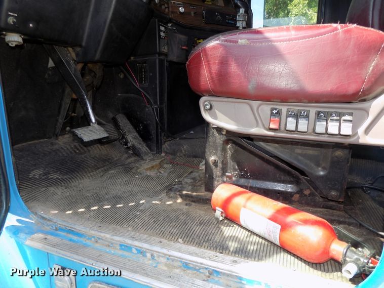 image for item DE7747 1996 Freightliner FLD112 semi truck