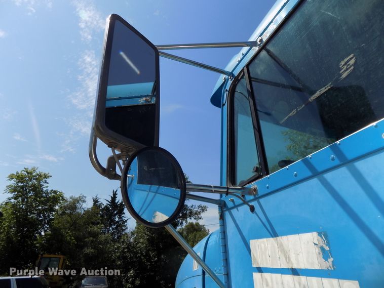 image for item DE7747 1996 Freightliner FLD112 semi truck