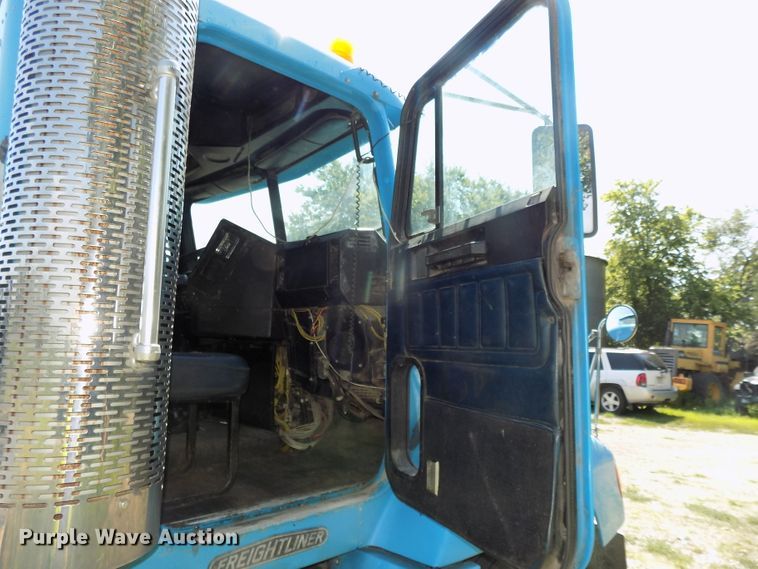 image for item DE7747 1996 Freightliner FLD112 semi truck