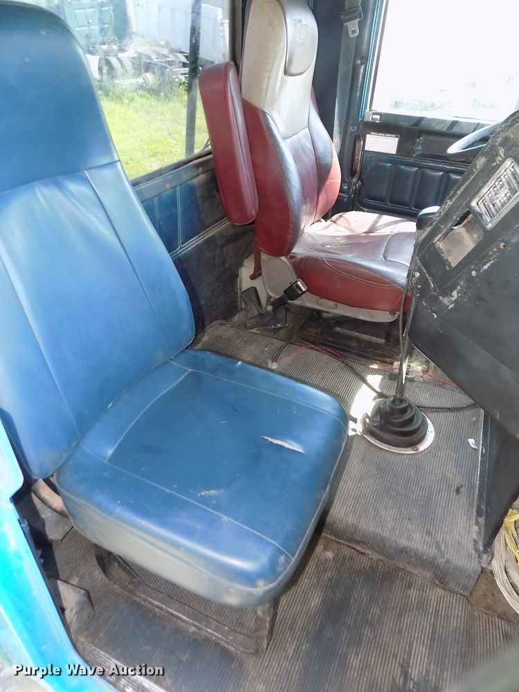 image for item DE7747 1996 Freightliner FLD112 semi truck