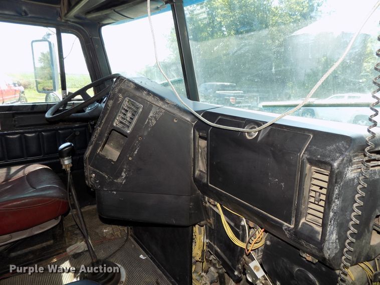 image for item DE7747 1996 Freightliner FLD112 semi truck