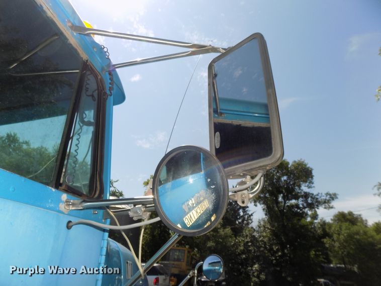 image for item DE7747 1996 Freightliner FLD112 semi truck