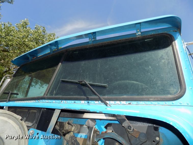 image for item DE7747 1996 Freightliner FLD112 semi truck