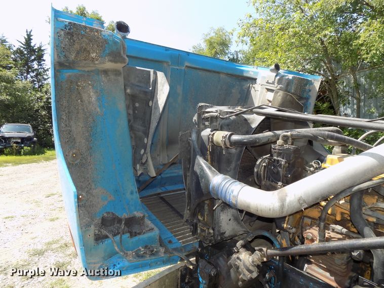 image for item DE7747 1996 Freightliner FLD112 semi truck