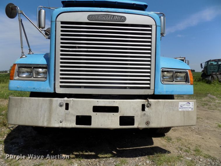 image for item DE7747 1996 Freightliner FLD112 semi truck