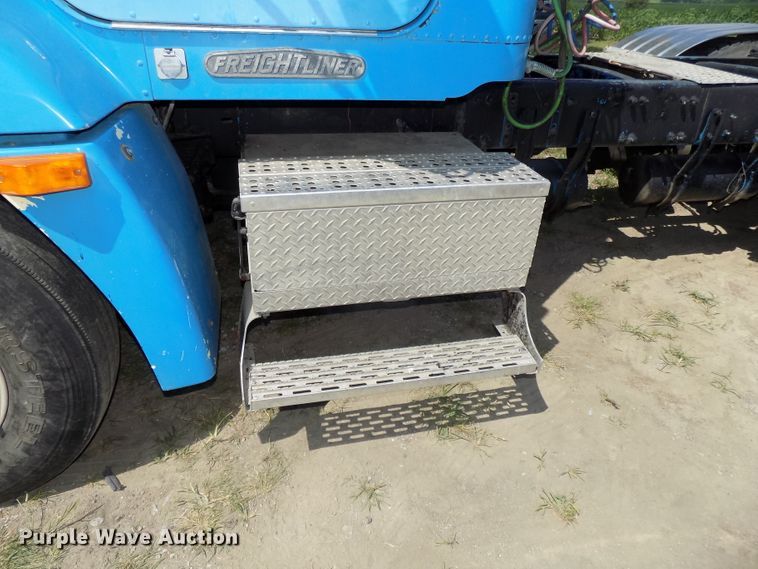 image for item DE7747 1996 Freightliner FLD112 semi truck