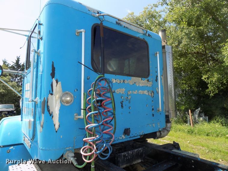 image for item DE7747 1996 Freightliner FLD112 semi truck