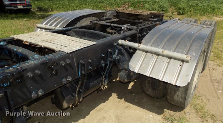 image for item DE7747 1996 Freightliner FLD112 semi truck