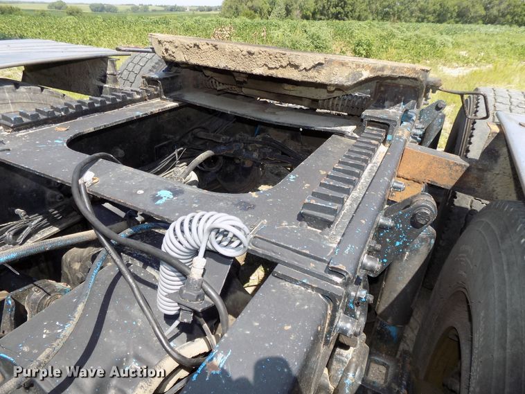 image for item DE7747 1996 Freightliner FLD112 semi truck